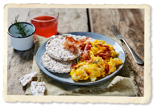 Gallette di riso con uova e bacon